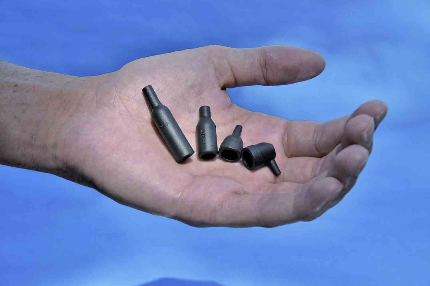 模壓熱縮零件已經(jīng)收縮。微型零件節(jié)省空間和重量。